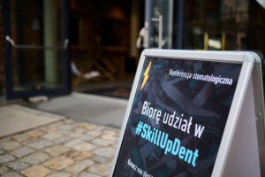 Konferencja stomatologiczna Skill Up Dent 2026. Optical ID jako współorganizator konferencji oraz wystawca z lupami stomatologicznymi.